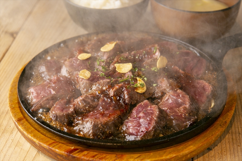 昼は、肉食ランチ『牛さがりステーキ定食』880円～！夜は立ち飲み酒場に自家製レモンサワー【紺屋町TIGER食堂＆酒場】