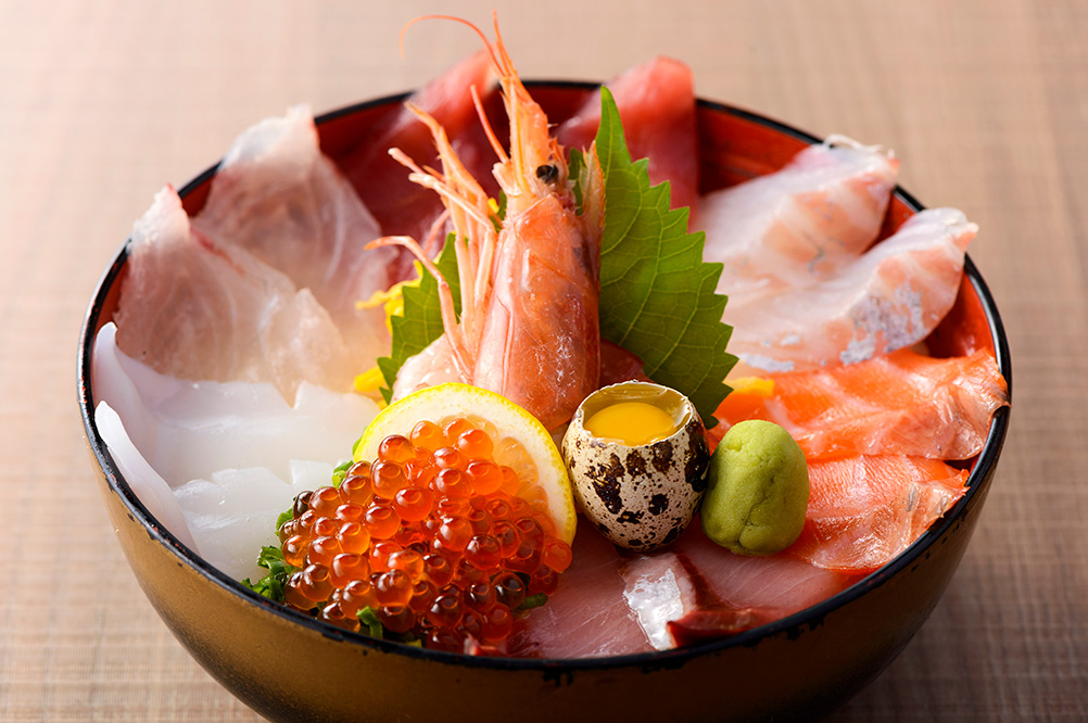 新鮮な魚介がたっぷりの丼はインパクト大！！