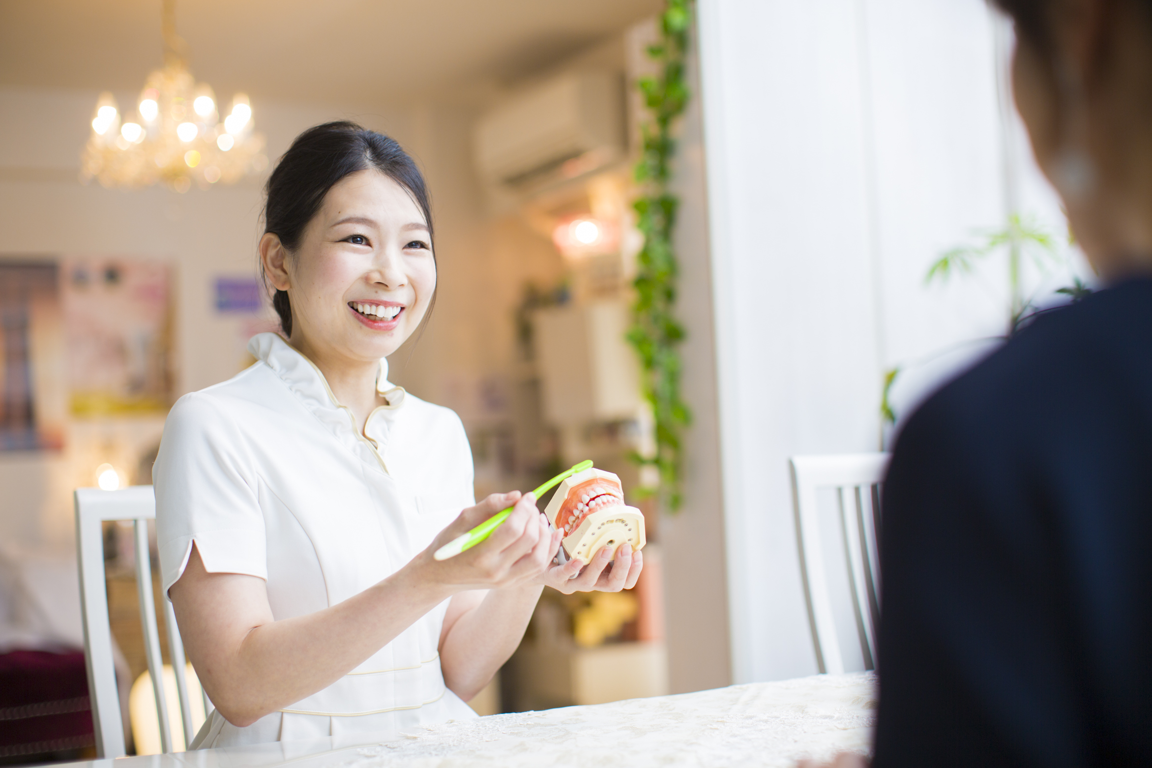 黄ばみやたるみとサヨナラ！正しいオーラルケアで自信が持てる笑顔へ