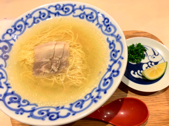 中央区中洲『豚そば 月や』の「豚そば」で〆る