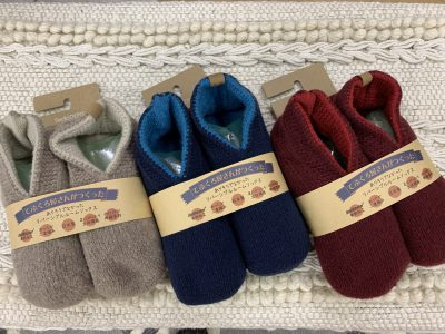 【雑貨店のスタッフが選ぶ一押しアイテム】手袋屋さんが作ったモコモコ靴下!