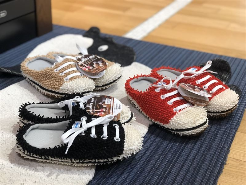 【雑貨店のスタッフが選ぶ一押しアイテム】年末大掃除！歩くだけできれいに？！ラクしてウキウキ大掃除大作戦『モップスニーカー』が売れています♪