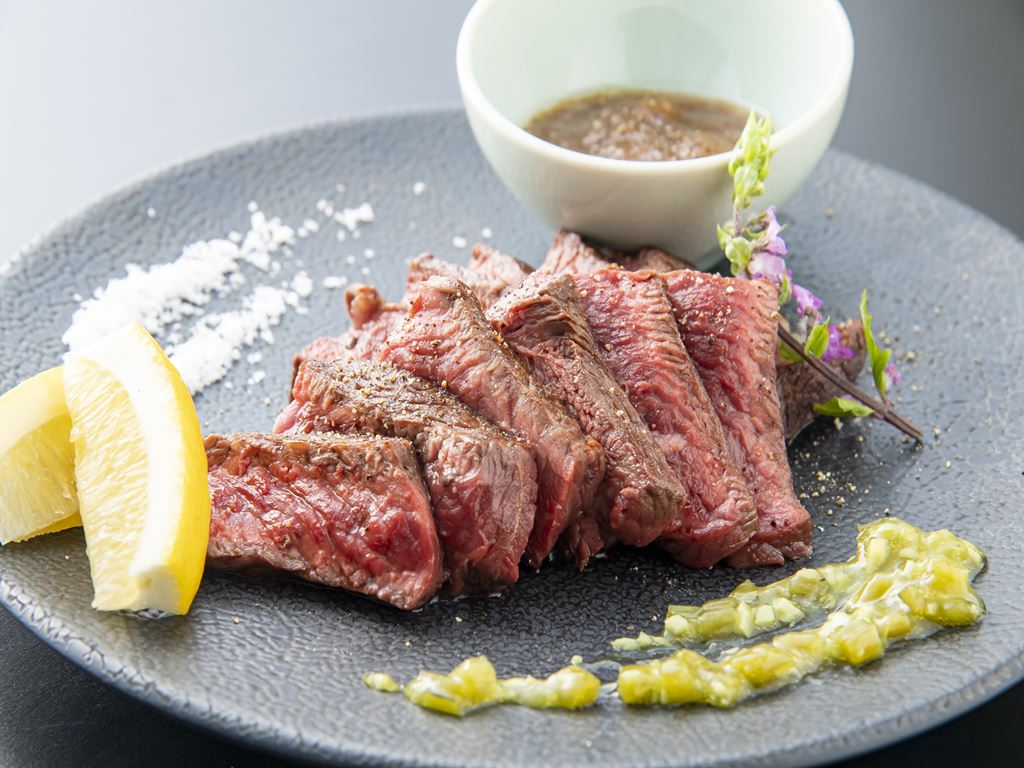 焼鳥・ステーキに黄金出汁の和食も 中洲にコスパ良の肉酒場デビュー！『黄金のニク酒場 しん・ぜんび』