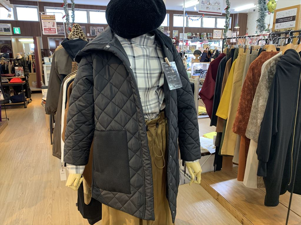 【雑貨店のスタッフが選ぶ一押しアイテム】スカートにもパンツにも相性バッチリ!!　《mia》 キルティング切り替えフードコート