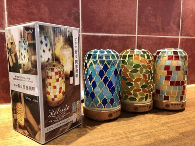 【雑貨店のスタッフが選ぶ一押しアイテム】リラックスに最適！香りを広げるディフューザとハンドメイドのモザイクライトが1つに♪