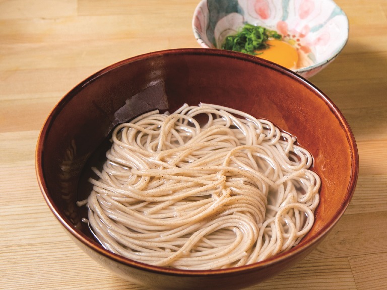 「うどんMAP大盛り」はったい粉を練り込んだ香ばしい五島うどんに舌鼓打つ『炉端と水炊き　道津』