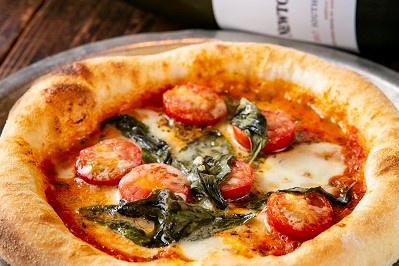 【地元の人に愛されるお店】スペインのバルのように気軽にワインと洋食を。春吉『yajinke』