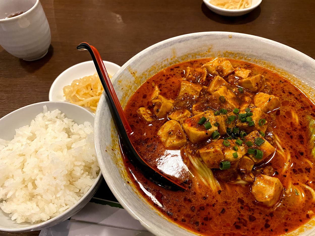 【福岡麺】シビ辛が止まらない！白飯２杯はいきたい麻婆豆腐麺　四川料理『三鼎（さんてい』