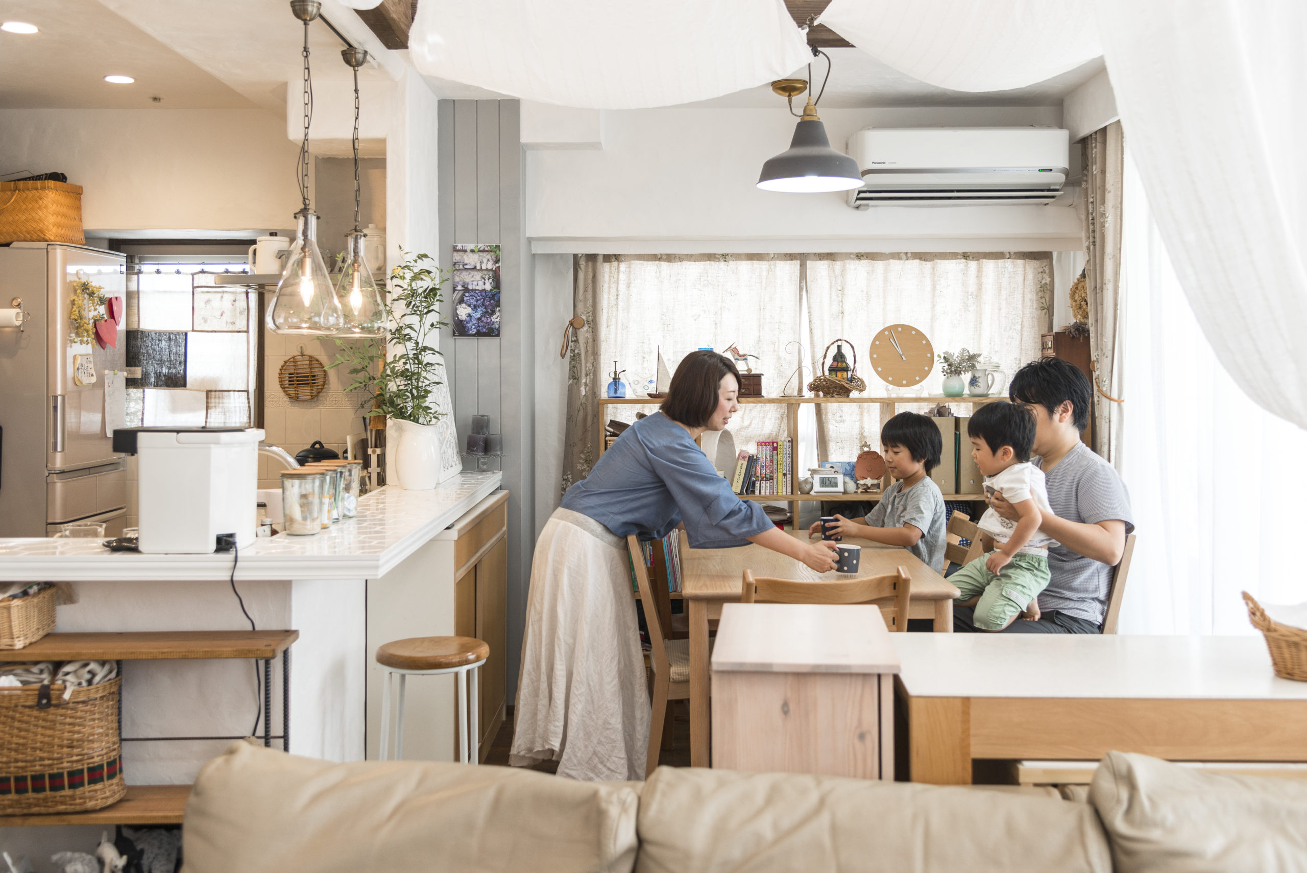 家族の暮らしを楽しく彩るアンティークリノベーションの住まい