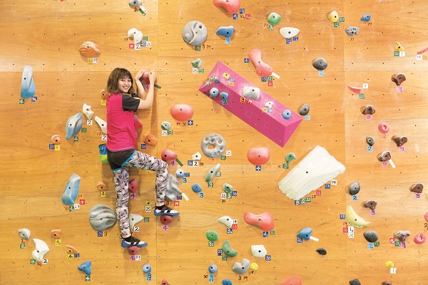 【嘉麻市】学校の体育館が九州最大の反り立つ壁に！　足白ボルダリングセンターK-WALL
