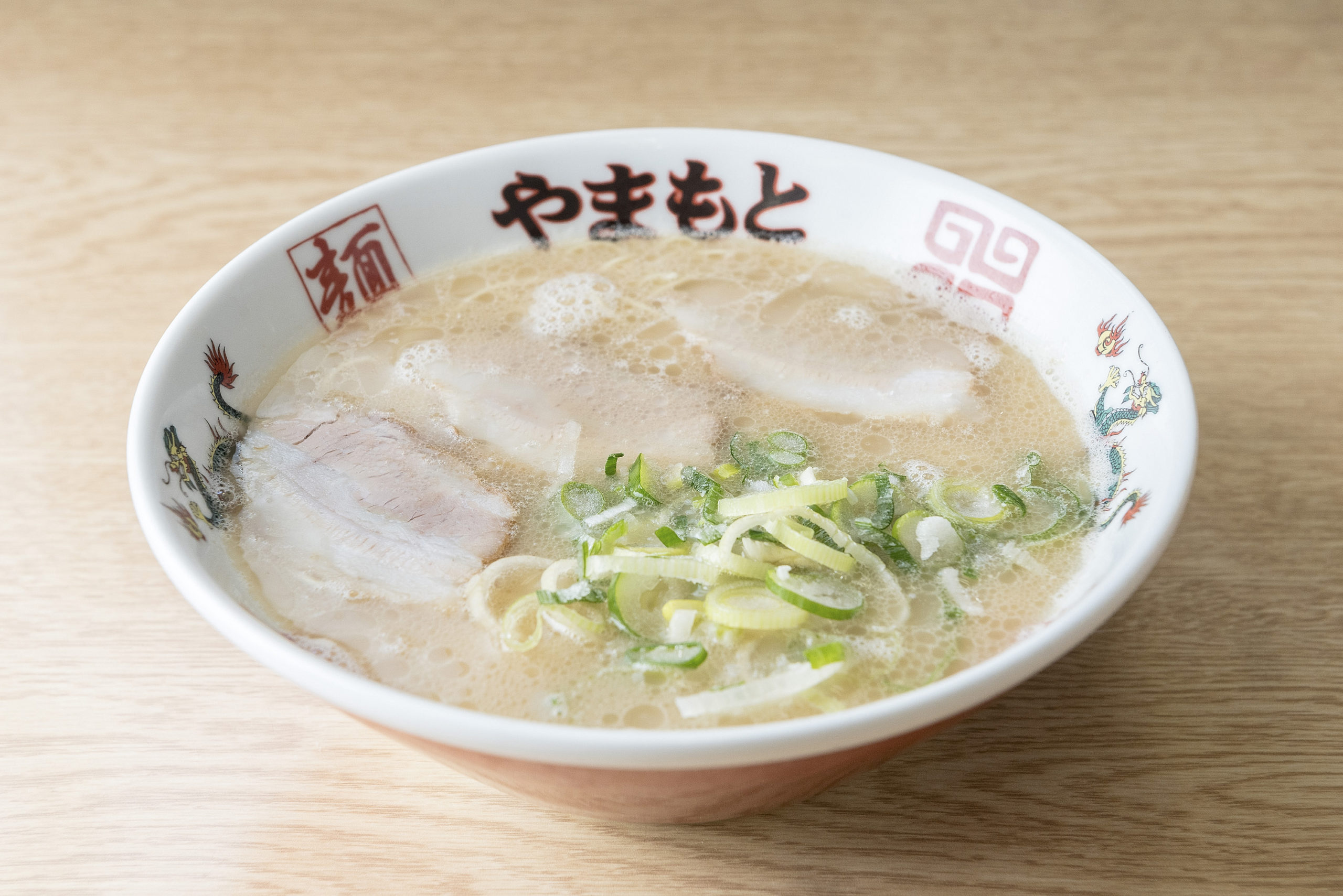【福岡ラーメン】職人の丁寧な仕事が生む。シンプルで旨い！正統派ラーメン。『ラーメンやまもと春日本店』