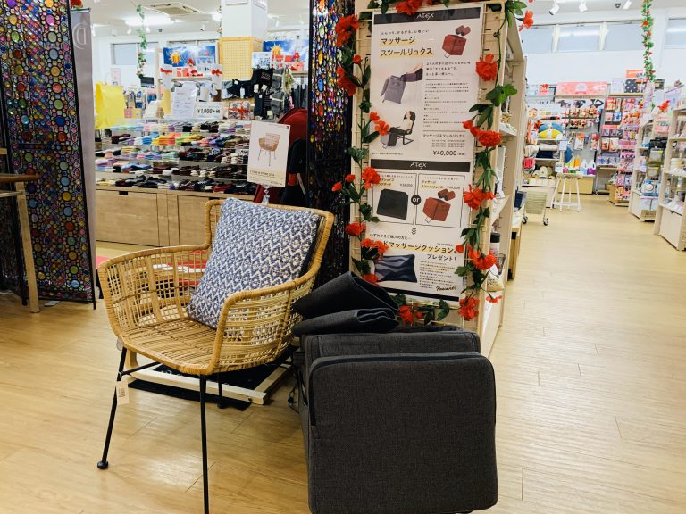 【雑貨店のスタッフが選ぶ一押しアイテム】アラフォー家電が続々入荷。最上級、両足マッサージ機「マッサージスツール　リュクス」入荷!!