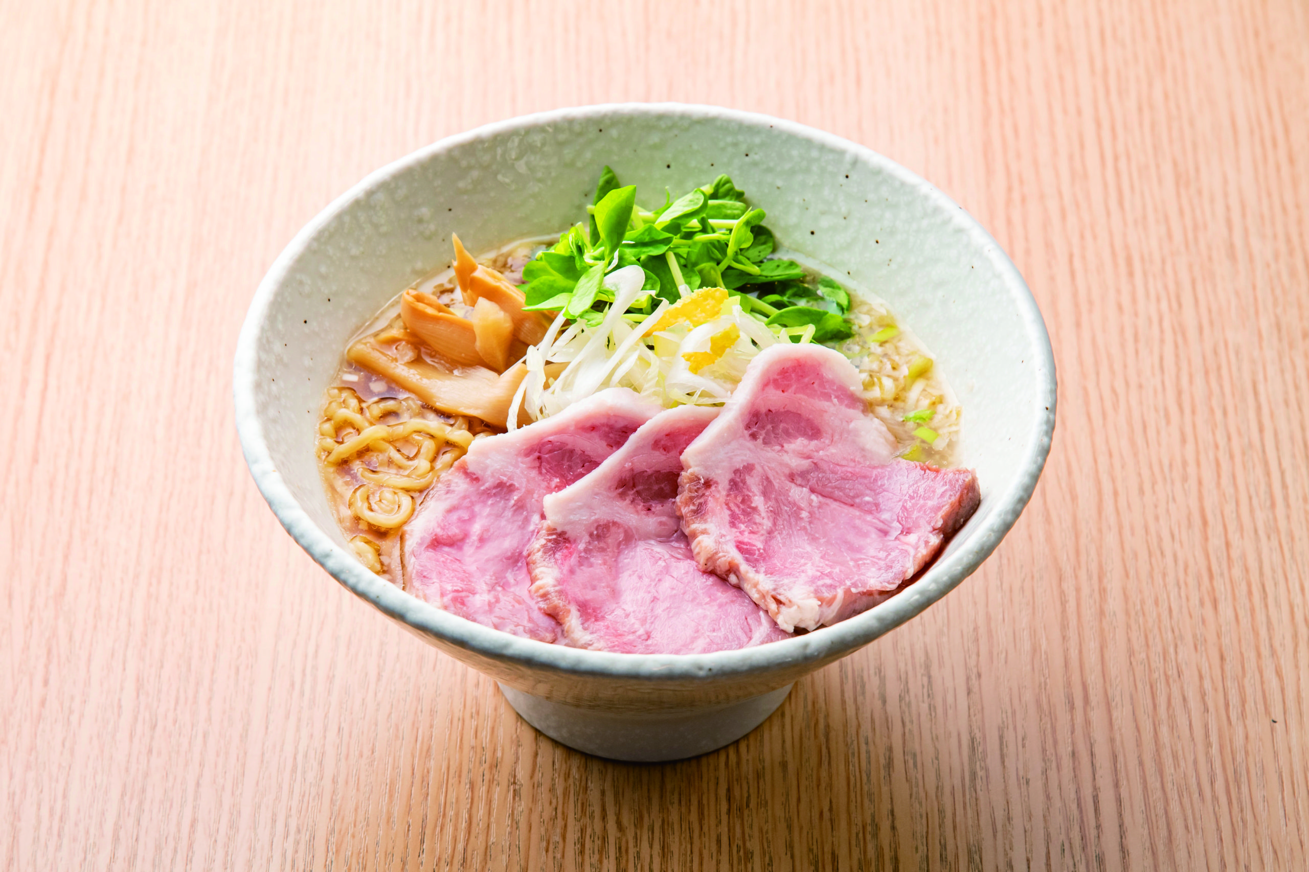 鶏ガラ＋ゲンコツ＋野菜＝そのスープ、味わい深し！『麺酒場　朱拉』