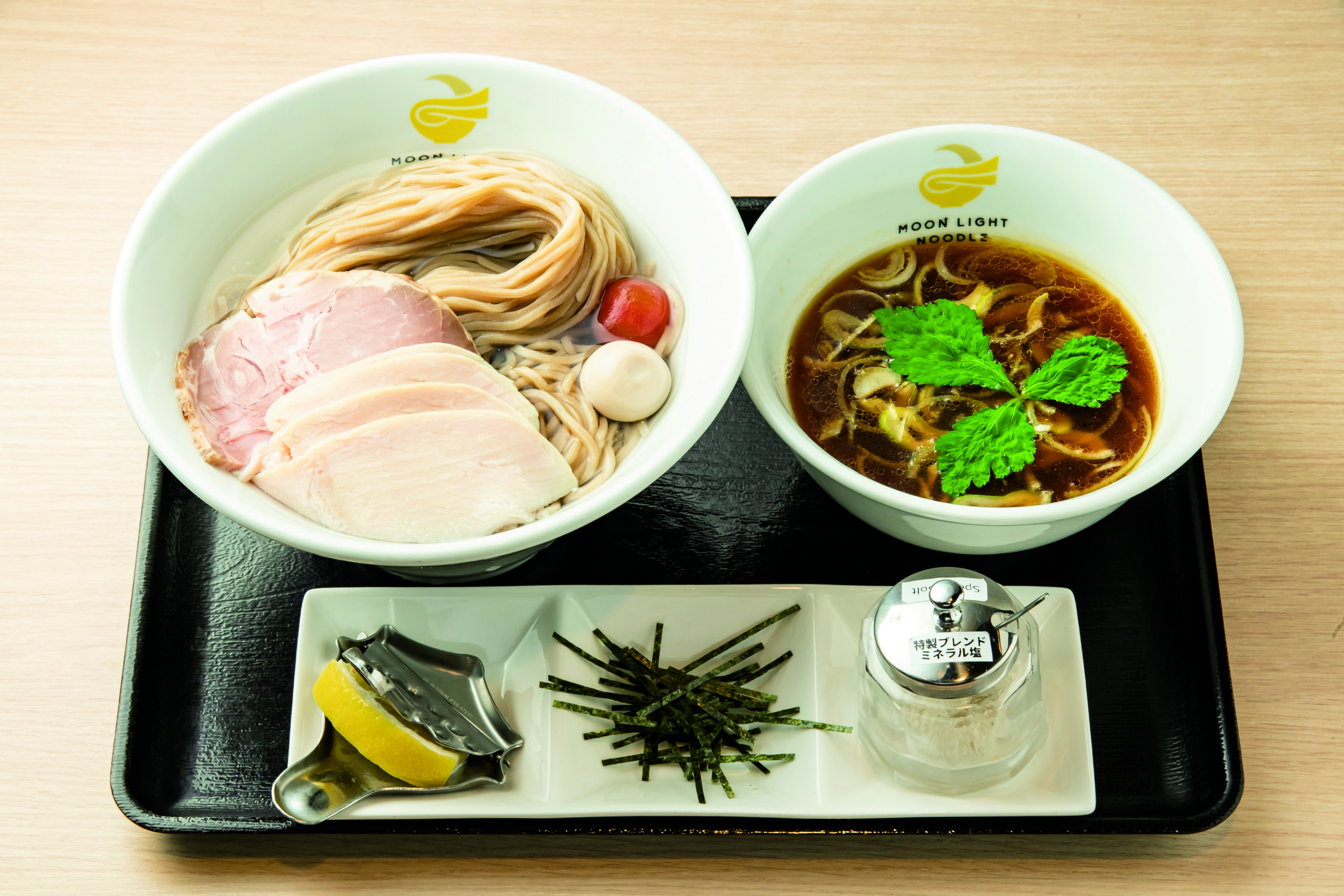 芳香な煮干しダシと極上麺がせめぎ合う【中華そば　月光軒】