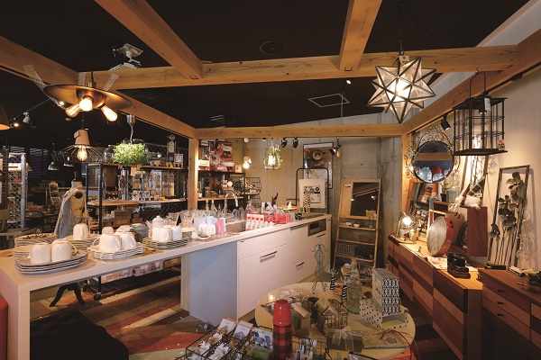 【リノベの達人】カフェでお茶しながらカタログや本を片手にリノベの情報収集。〈3rd Cafe LIVING STYLE〉