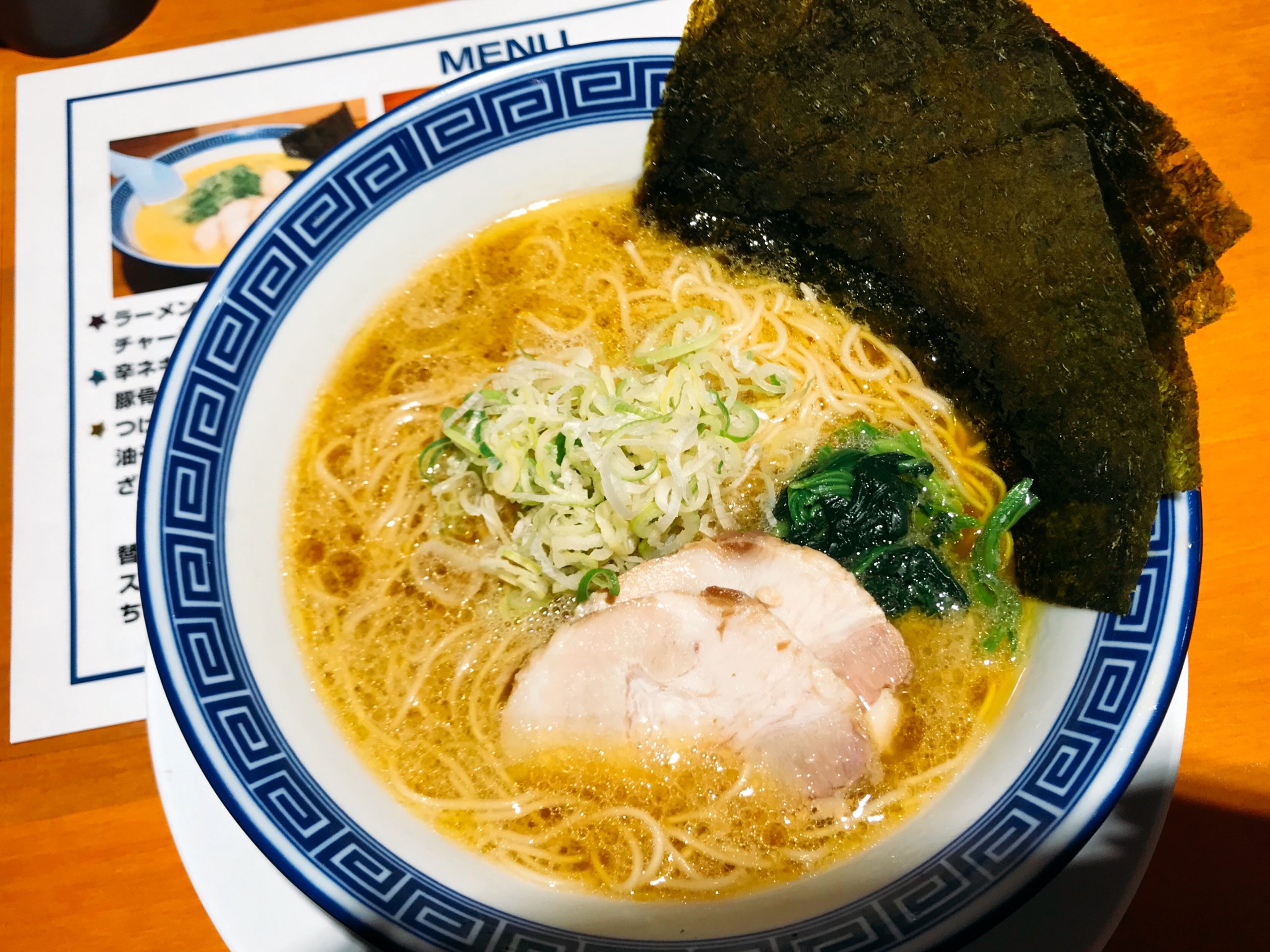 【福岡ラーメン】スープと海苔とライスの組み合わせがたまらない！福岡家系ラーメン『海豚や 友丘店』