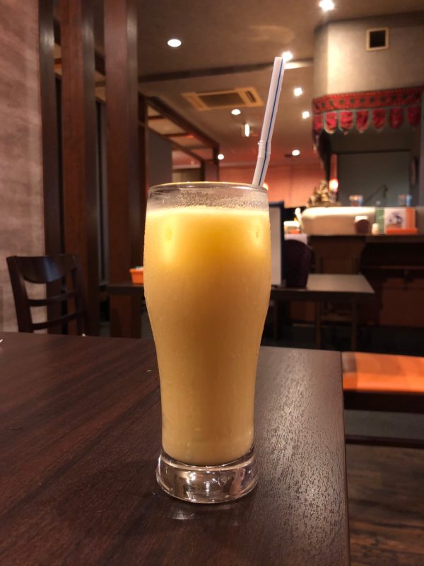 ドリンクはマンゴラッシーにしました。