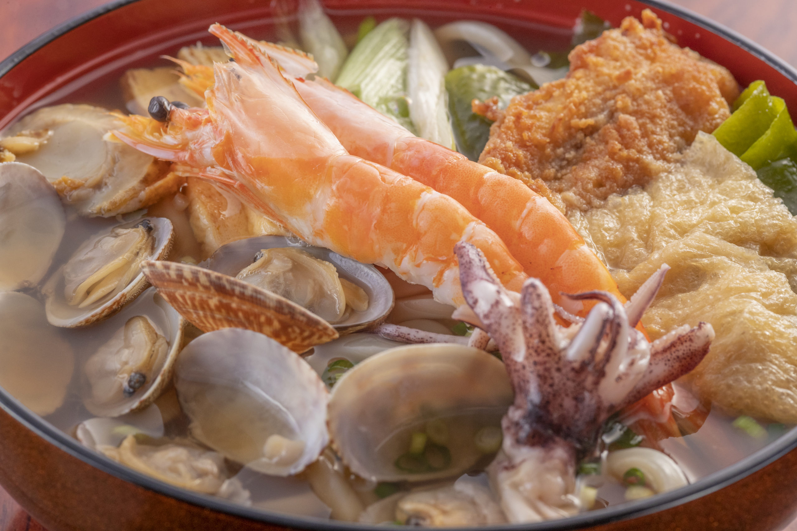 【福岡うどん】宗像方面へのドライブがてらに立ち寄りたい！ デカ盛り海鮮メニューが名物の古民家うどん店『三日月庵』