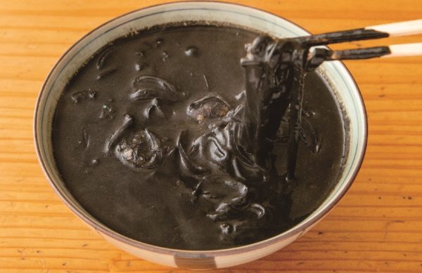 【福岡うどん】インパクト大!!麺まで黒い漆黒のカレーうどん『官兵衛うどん』