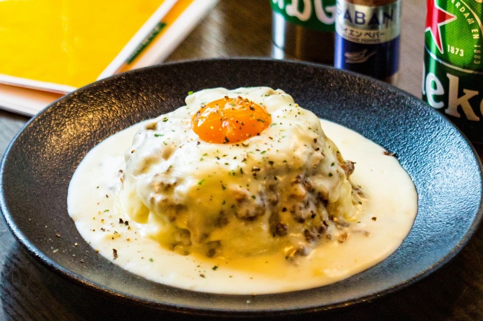 大人の秘密基地『BAR THE BRIDGE』で味わう”ロジウラカレー”