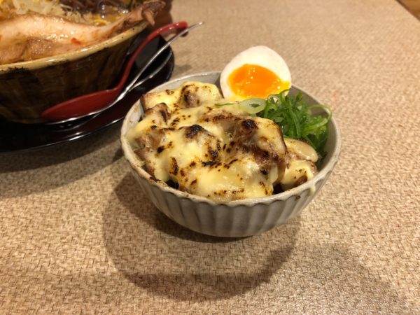 サイドメニューでチャーシュー丼もあるよ。