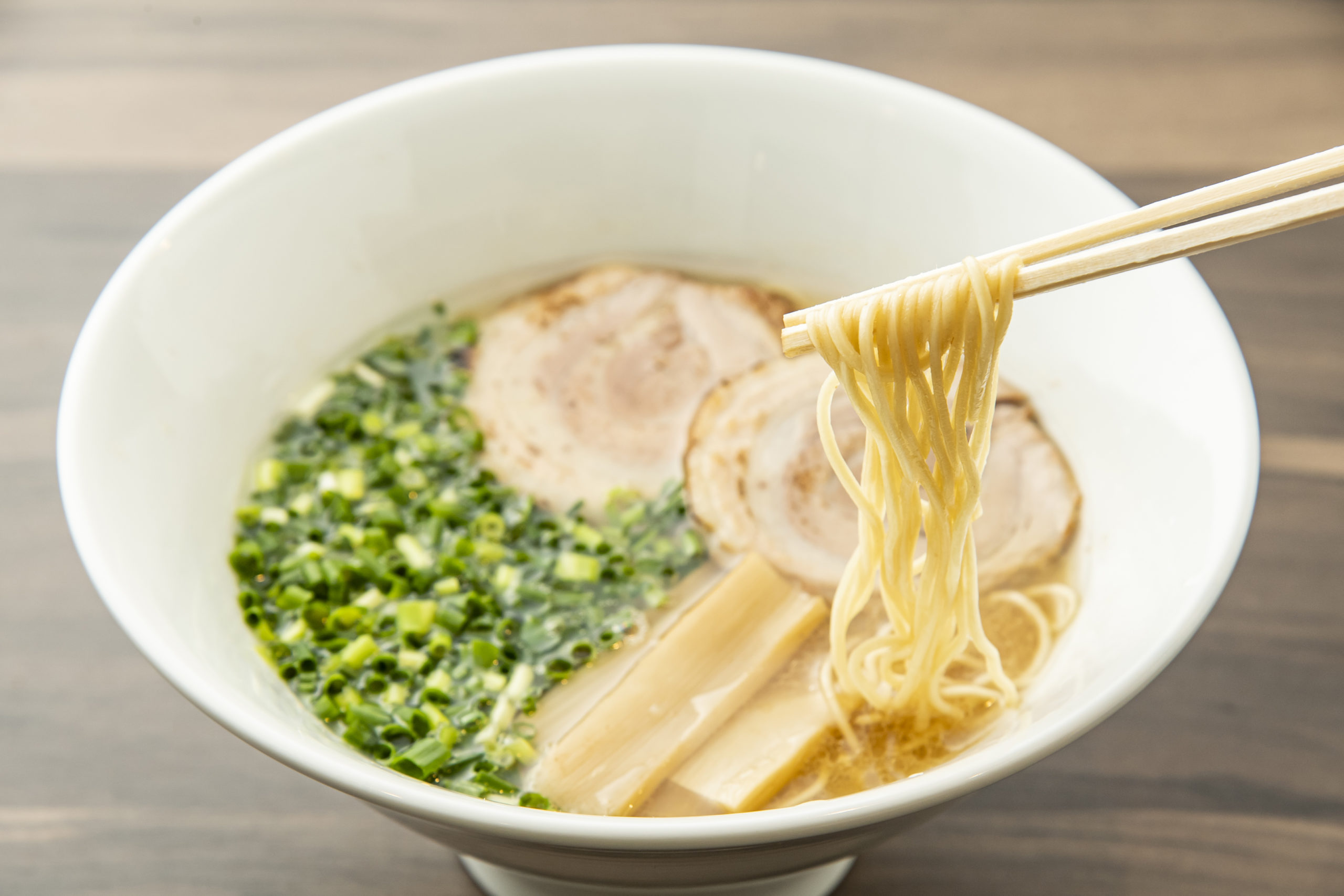 【福岡ラーメン】呑んだ後でも食べやすい一杯 あの『、、(てんてん)』仕込みの味を中洲でも『麺屋 朧(おぼろ)』