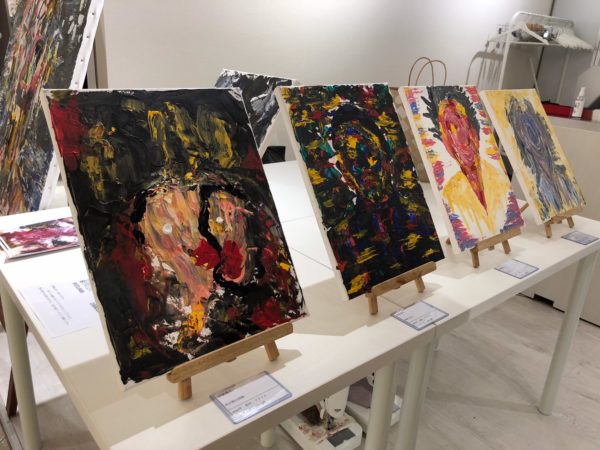 学生の絵画の展示