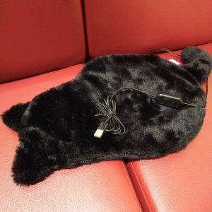 【雑貨店スタッフ一押しアイテム】膝に黒ネコ！？かわいいUSBウォーマー💛