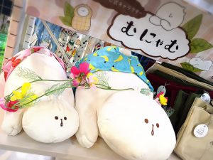 【雑貨店のスタッフが選ぶ一押しアイテム】むにむにボディがかわいい♡ハウズ公式キャラクター“むにゃむ”