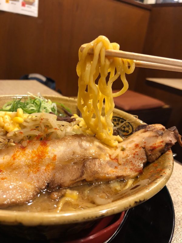 ちぢれ麺の太麺!