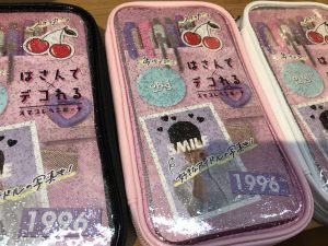 【雑貨店のスタッフが選ぶ一押しアイテム】はさんでxデコれる　カワイイ筆箱が新登場