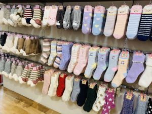 【雑貨店スタッフ一押しアイテム】冬の必需品?室内でもぽかぽかあったか靴下♪