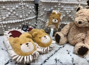 【雑貨店スタッフ一押しアイテム】「クマの沼にようこそ」ゆるっと可愛いクマグッズ！この無表情にハマったら最後。