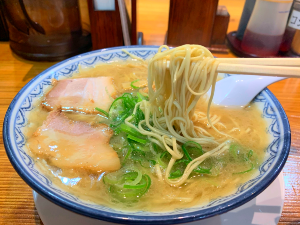 【福岡ラーメン】博多ラーメンの元祖は平打ち麺！！「元祖赤のれん 節ちゃんラーメン 天神本店」