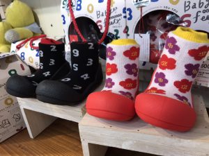 【雑貨店スタッフ一押しアイテム】よちよち赤ちゃんを応援する2サイズ♪はじめてのたっち～よちよち歩きまでベビーフィート♪