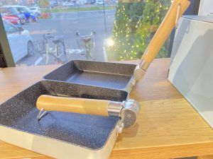 【雑貨店スタッフ一押しアイテム】取ってが曲がる！？卵焼き用のミニフライパン