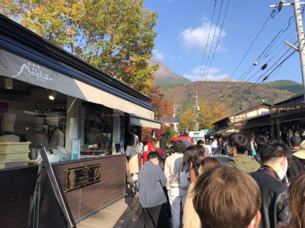やはり人気店！並んでました