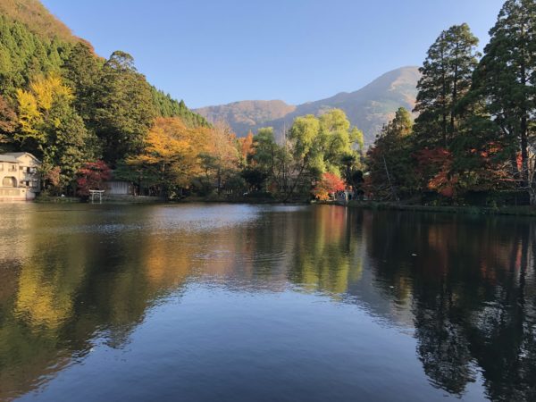 金鱗湖に映る紅葉