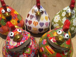 【雑貨店スタッフ一押しアイテム】コケコッコー🐔目の覚めるような派手柄ニワトリ