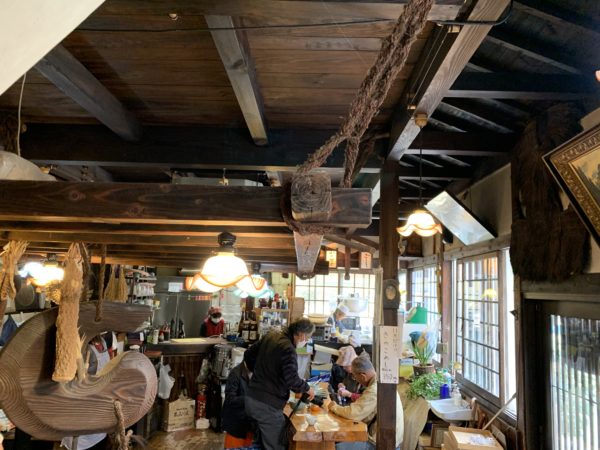 木材を使った店内が温かい雰囲気です。