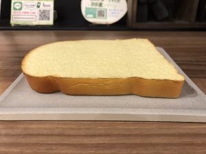 【雑貨店スタッフ一押しアイテム】焼きたてのトーストがこちらの皿に変えるだけで パリッ とした食感を保ちます♪♪