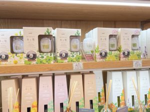 【雑貨店スタッフ一押しアイテム】自然の香りの木と果「車載用フレグランス」