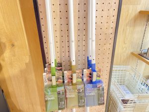 【雑貨店スタッフ一押しアイテム】よく使う場所に立てて置いておく！「便利箒」