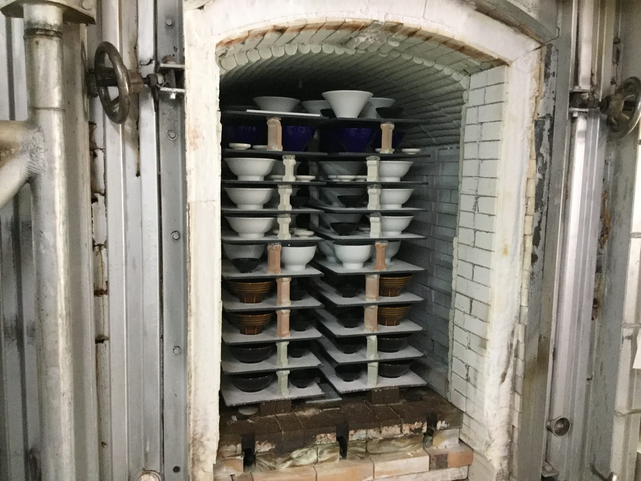 あの人気飲食店の特注丼も手掛ける業務用卸の陶器店『白雅堂』