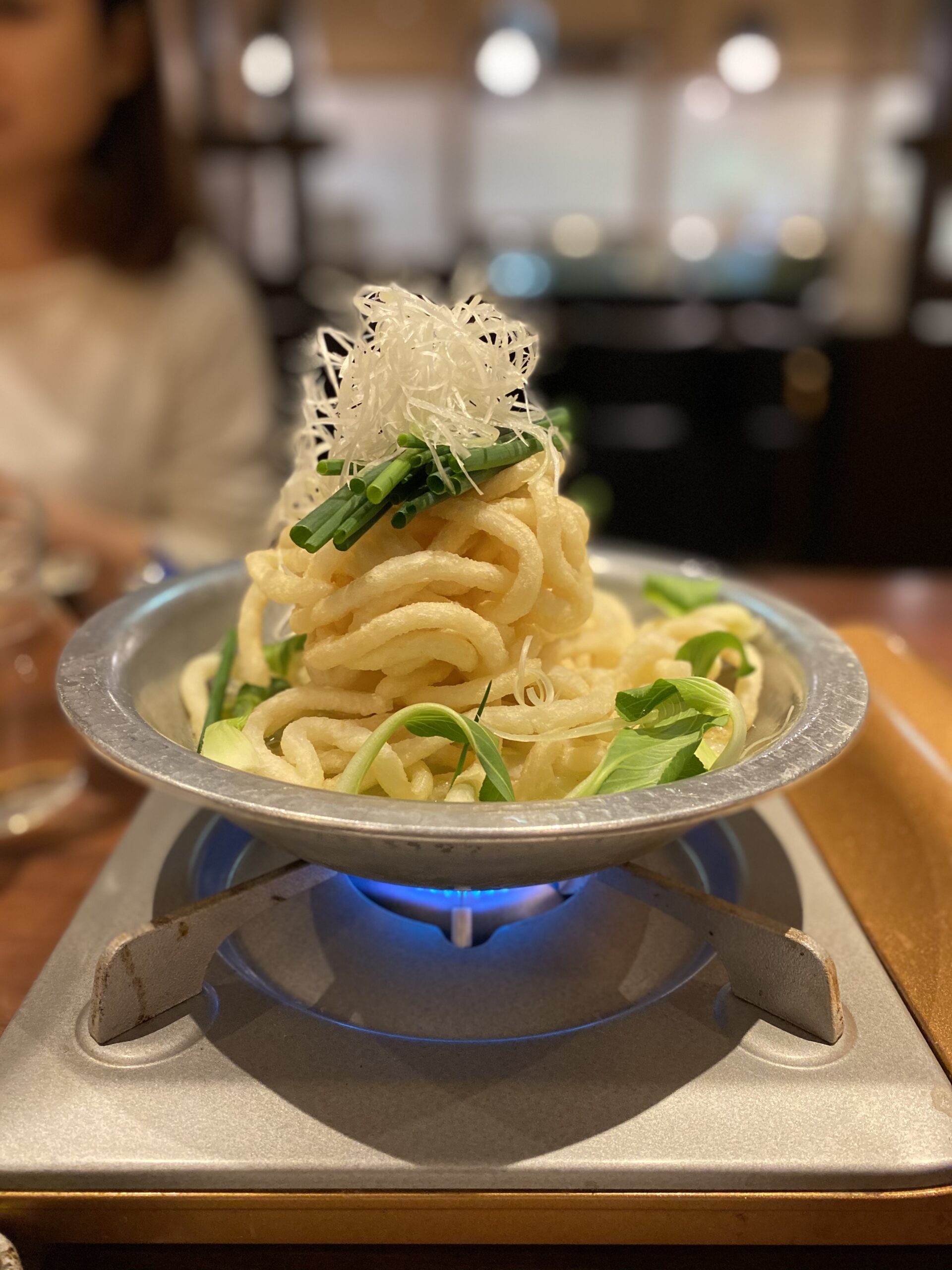 【天神ランチ】博多名物・「水炊き」の出汁を使った、ヤミツキになるもちもち触感の『揚げうどん』！