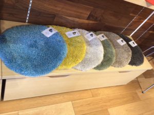 【雑貨店ハウズスタッフ一押しアイテム】いつもの場所がもっと居心地の良い場所の、、ふかふか(fuccaｙチェアラグ)