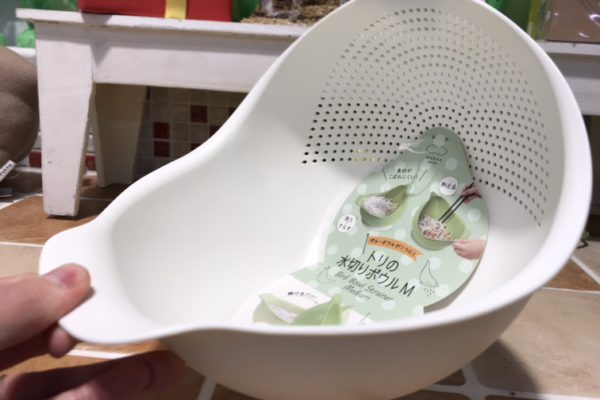 【雑貨店ハウズスタッフ一押しアイテム】食材がこぼれにくい♪手放しでラクラク簡単水切りボウル♪♪