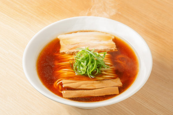 【福岡ラーメン】この麺にしてこのスープあり！味の一体感を楽しむ黒・白醤油『らぁ麺 麦造』