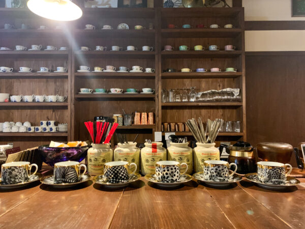 お洒落なコーヒーカップに惚れ惚れ