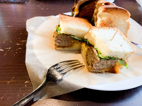 サンドイッチのハンバーグは自家製。
